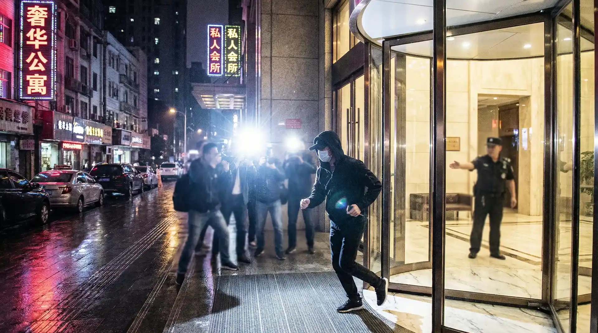 吃瓜大赛 - 明星被记者围堵闪光灯下